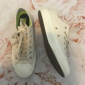 Women’s Converse. Size 9. Like new!